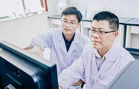 致力于为全球客户提供全方位系统解决计划，，，，，成为他们最值得信任的相助同伴。。。。。。